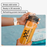 Shaker XXL Nutrition con Clear Whey Isolate preparado como bebida proteica refrescante con agua