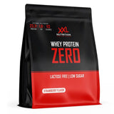 Whey Protein Zero XXL Nutrition sabor fresa, proteína whey sin lactosa y baja en azúcar sobre fondo blanco