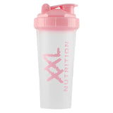Shaker XXL Nutrition blanco con tapa rosa y logotipo rosa sobre fondo transparente